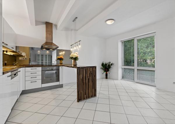 FRANK ZICHER - Predávame jedinečný a priestranný 2,5 izbový byt s prístupom do záhrady v mestskej vile na Mudroňovej ulici