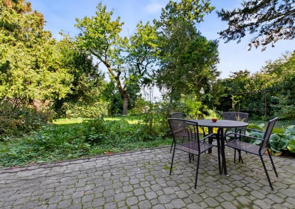 FRANK ZICHER - Predávame jedinečný a priestranný 2,5 izbový byt s prístupom do záhrady v mestskej vile na Mudroňovej ulici