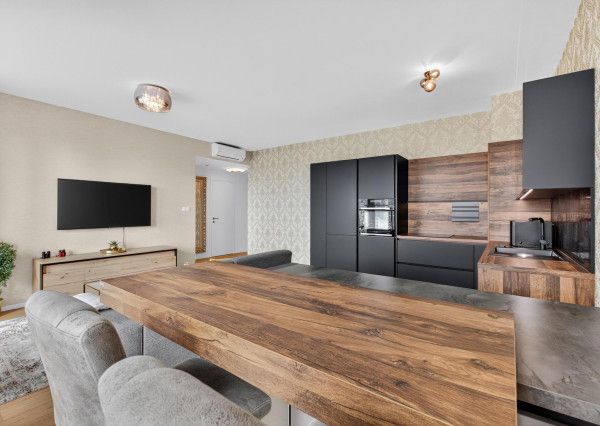 REZERVOVANÉ - Predávame nadštandardný 2. izbový byt v projekte Klingerka na 24. poschodí so západnou orientáciou a výhľadmi na hrad