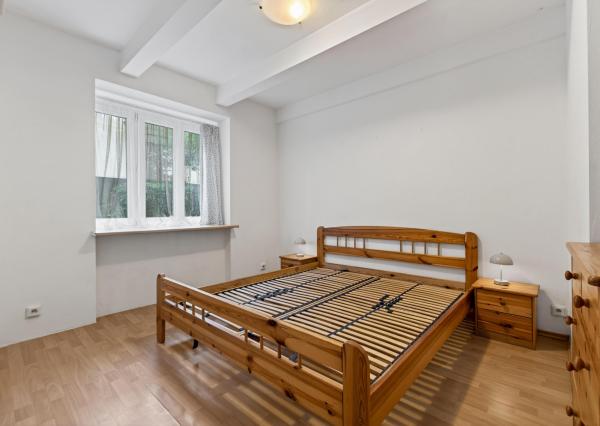 FRANK ZICHER - Predávame jedinečný a priestranný 2,5 izbový byt s prístupom do záhrady v mestskej vile na Mudroňovej ulici