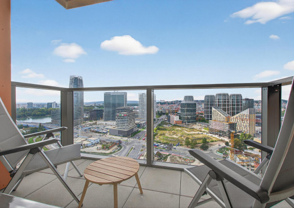 REZERVOVANÉ - Predávame nadštandardný 2. izbový byt v projekte Klingerka na 24. poschodí so západnou orientáciou a výhľadmi na hrad