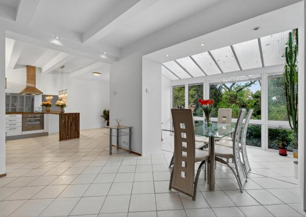 FRANK ZICHER - Predávame jedinečný a priestranný 2,5 izbový byt s prístupom do záhrady v mestskej vile na Mudroňovej ulici