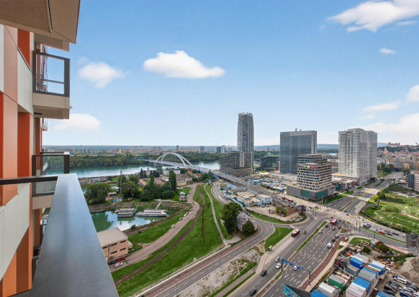 REZERVOVANÉ - Predávame nadštandardný 2. izbový byt v projekte Klingerka na 24. poschodí so západnou orientáciou a výhľadmi na hrad