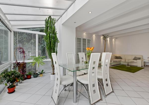 FRANK ZICHER - Predávame jedinečný a priestranný 2,5 izbový byt s prístupom do záhrady v mestskej vile na Mudroňovej ulici