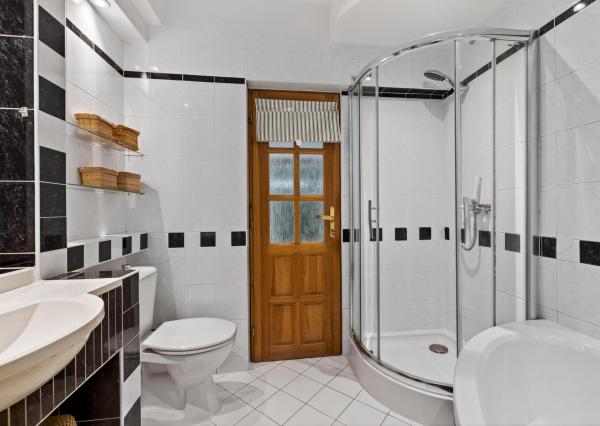 FRANK ZICHER - Predávame jedinečný a priestranný 2,5 izbový byt s prístupom do záhrady v mestskej vile na Mudroňovej ulici