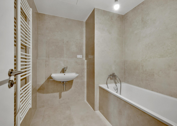 FRANK ZICHER - Predávame 3 izbový apartmán s 2 balkónmi v skolaudovanom projekte METROPOLIS v Downtowne, BA.I.