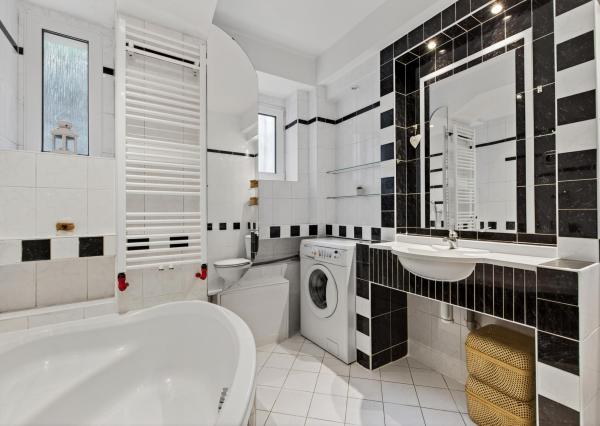 FRANK ZICHER - Predávame jedinečný a priestranný 2,5 izbový byt s prístupom do záhrady v mestskej vile na Mudroňovej ulici