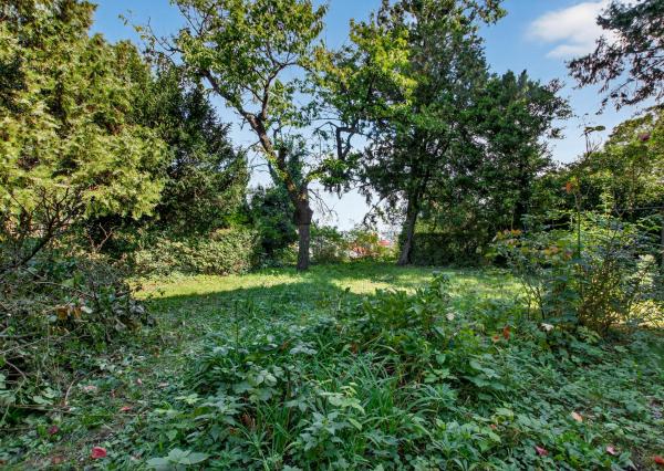 FRANK ZICHER - Predávame jedinečný a priestranný 2,5 izbový byt s prístupom do záhrady v mestskej vile na Mudroňovej ulici