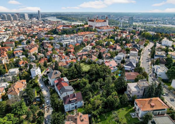 FRANK ZICHER - Predávame jedinečný a priestranný 2,5 izbový byt s prístupom do záhrady v mestskej vile na Mudroňovej ulici