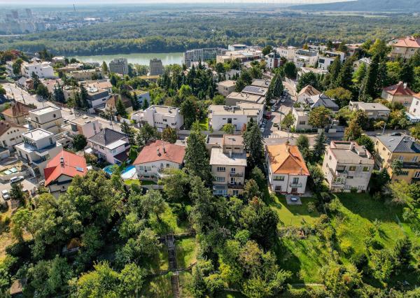 FRANK ZICHER - Predávame jedinečný a priestranný 2,5 izbový byt s prístupom do záhrady v mestskej vile na Mudroňovej ulici
