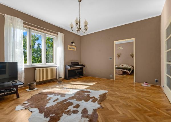 FRANK ZICHER – Predávame priestranný, slnečný 2-izbový byt so staromestským šarmom v obľúbenej lokalite na Námestí Slobody s výhľadom na hrad