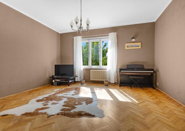 FRANK ZICHER – Predávame priestranný, slnečný 2-izbový byt so staromestským šarmom v obľúbenej lokalite na Námestí Slobody s výhľadom na hrad