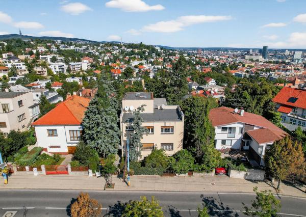 FRANK ZICHER - Predávame jedinečný a priestranný 2,5 izbový byt s prístupom do záhrady v mestskej vile na Mudroňovej ulici