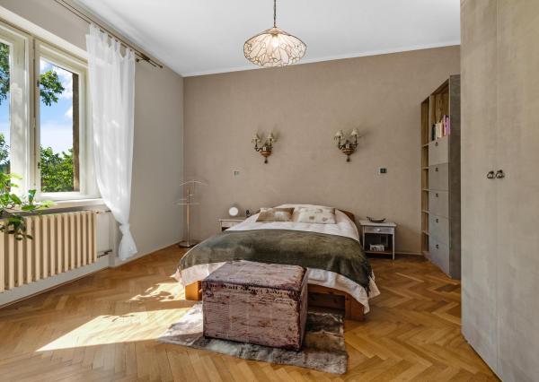 FRANK ZICHER – Predávame priestranný, slnečný 2-izbový byt so staromestským šarmom v obľúbenej lokalite na Námestí Slobody s výhľadom na hrad