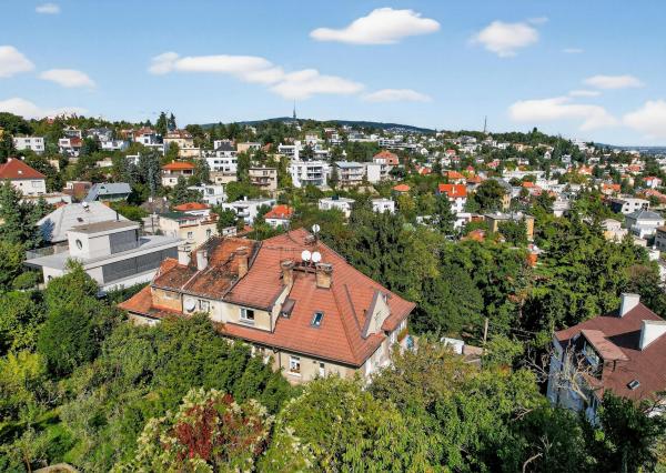 FRANK ZICHER - Predávame jedinečný a priestranný 2,5 izbový byt s prístupom do záhrady v mestskej vile na Mudroňovej ulici