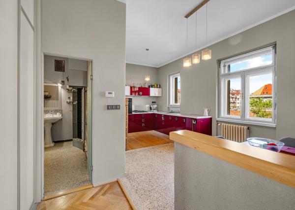 FRANK ZICHER – Predávame priestranný, slnečný 2-izbový byt so staromestským šarmom v obľúbenej lokalite na Námestí Slobody s výhľadom na hrad