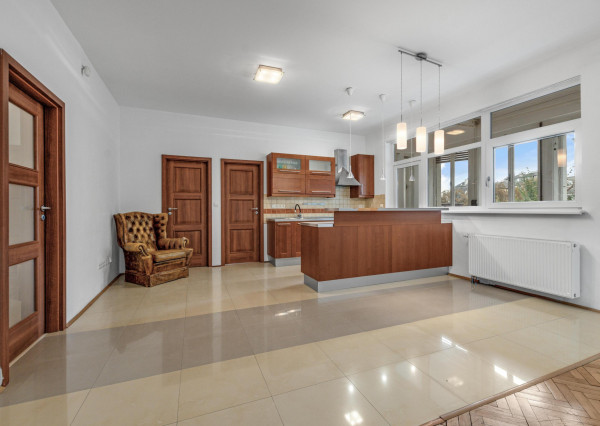 FRANK ZICHER – Predávame priestranný 4-izbový byt v obľúbenej lokalite, Fraňa Kráľa/ Puškinova