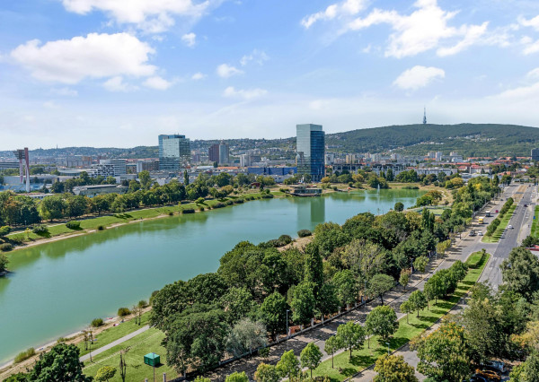 FRANK ZICHER – Predávame veľkometrážny 4.i byt s 2 terasami a výhľadmi na mesto aj Karpaty