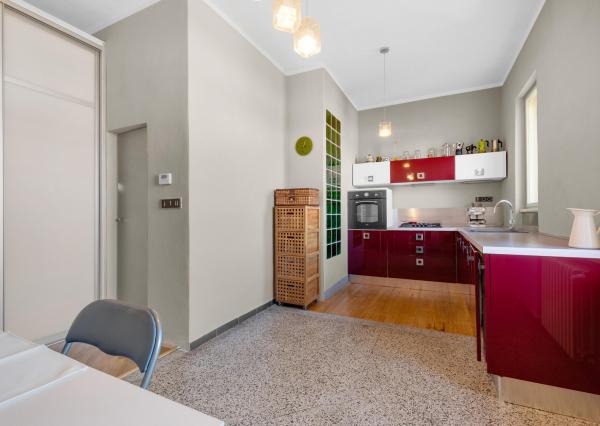 FRANK ZICHER – Predávame priestranný, slnečný 2-izbový byt so staromestským šarmom v obľúbenej lokalite na Námestí Slobody s výhľadom na hrad