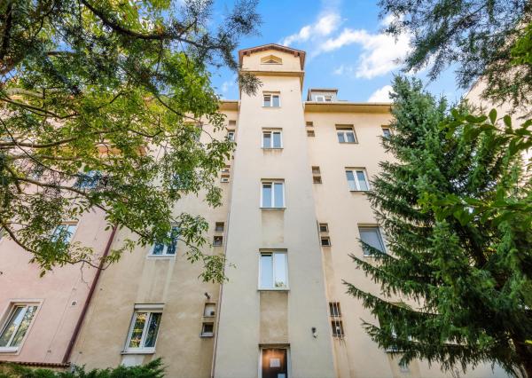 FRANK ZICHER – Predávame priestranný, slnečný 2-izbový byt so staromestským šarmom v obľúbenej lokalite na Námestí Slobody s výhľadom na hrad