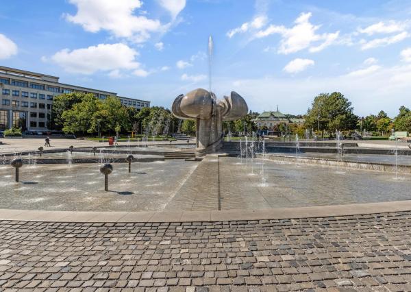 FRANK ZICHER – Predávame priestranný, slnečný 2-izbový byt so staromestským šarmom v obľúbenej lokalite na Námestí Slobody s výhľadom na hrad