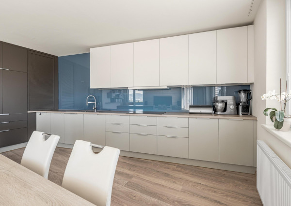 FRANK ZICHER – Predávame veľkometrážny 4.i byt s 2 terasami a výhľadmi na mesto aj Karpaty