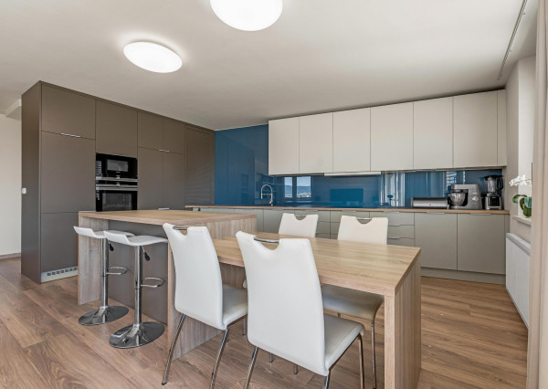 FRANK ZICHER – Predávame veľkometrážny 4.i byt s 2 terasami a výhľadmi na mesto aj Karpaty