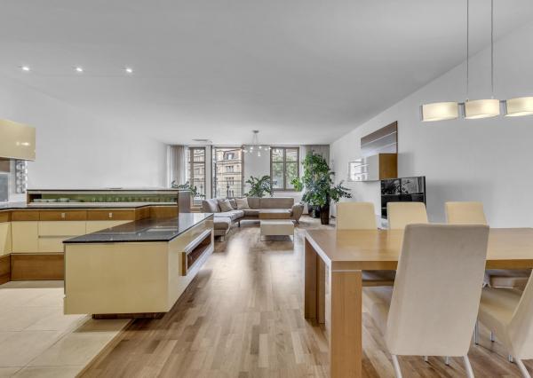 FRANK ZICHER – Predávame veľkometrážny 200m2 byt s 2 garážami v kvalitnej stavbe na námestí SNP - možnosť úpravy na 5.izb byt