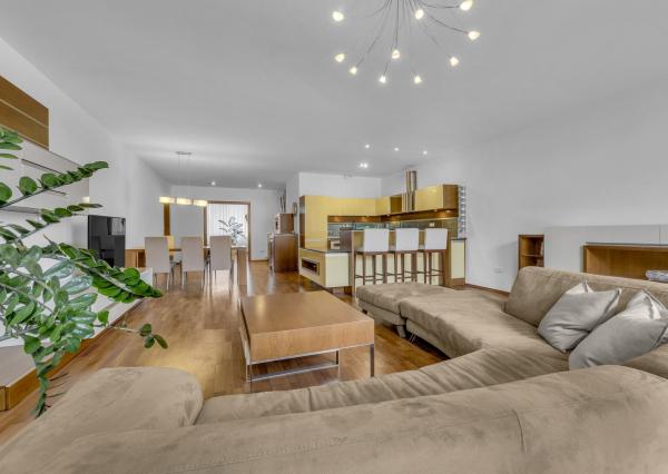 FRANK ZICHER – Predávame veľkometrážny 200m2 byt s 2 garážami v kvalitnej stavbe na námestí SNP - možnosť úpravy na 5.izb byt