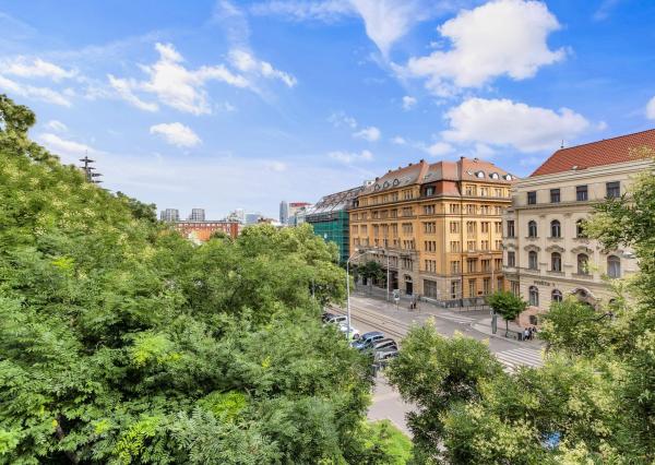 FRANK ZICHER – Predávame veľkometrážny 200m2 byt s 2 garážami v kvalitnej stavbe na námestí SNP - možnosť úpravy na 5.izb byt