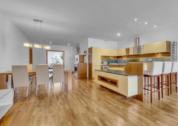 FRANK ZICHER – Predávame veľkometrážny 200m2 byt s 2 garážami v kvalitnej stavbe na námestí SNP - možnosť úpravy na 5.izb byt