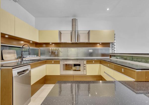 FRANK ZICHER – Predávame veľkometrážny 200m2 byt s 2 garážami v kvalitnej stavbe na námestí SNP - možnosť úpravy na 5.izb byt