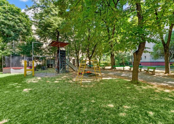 FRANK ZICHER – Predávame priestranný 4-izbový byt v obľúbenej lokalite s krásnym zeleným vnútroblokom