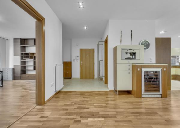 FRANK ZICHER – Predávame veľkometrážny 200m2 byt s 2 garážami v kvalitnej stavbe na námestí SNP - možnosť úpravy na 5.izb byt