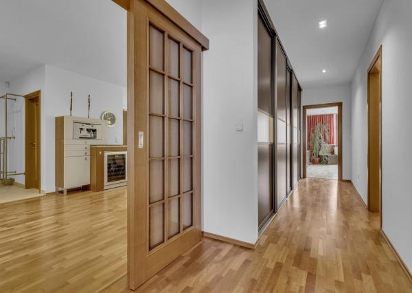 FRANK ZICHER – Predávame veľkometrážny 200m2 byt s 2 garážami v kvalitnej stavbe na námestí SNP - možnosť úpravy na 5.izb byt