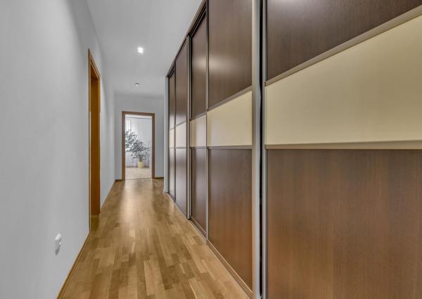 FRANK ZICHER – Predávame veľkometrážny 200m2 byt s 2 garážami v kvalitnej stavbe na námestí SNP - možnosť úpravy na 5.izb byt