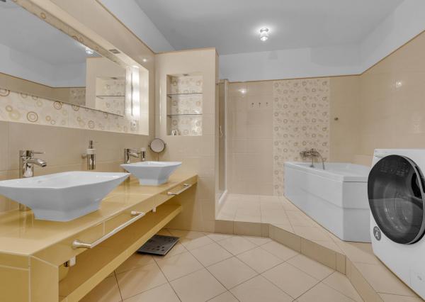 FRANK ZICHER – Predávame veľkometrážny 200m2 byt s 2 garážami v kvalitnej stavbe na námestí SNP - možnosť úpravy na 5.izb byt