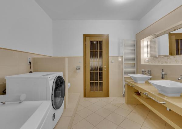 FRANK ZICHER – Predávame veľkometrážny 200m2 byt s 2 garážami v kvalitnej stavbe na námestí SNP - možnosť úpravy na 5.izb byt