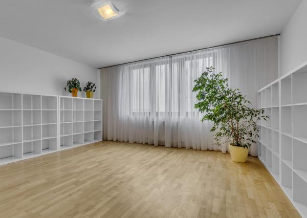 FRANK ZICHER – Predávame veľkometrážny 200m2 byt s 2 garážami v kvalitnej stavbe na námestí SNP - možnosť úpravy na 5.izb byt