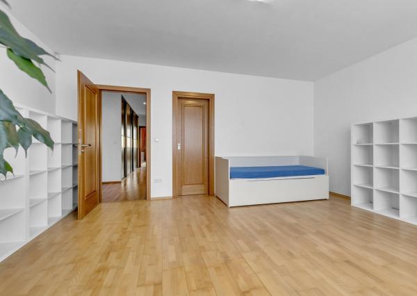 FRANK ZICHER – Predávame veľkometrážny 200m2 byt s 2 garážami v kvalitnej stavbe na námestí SNP - možnosť úpravy na 5.izb byt