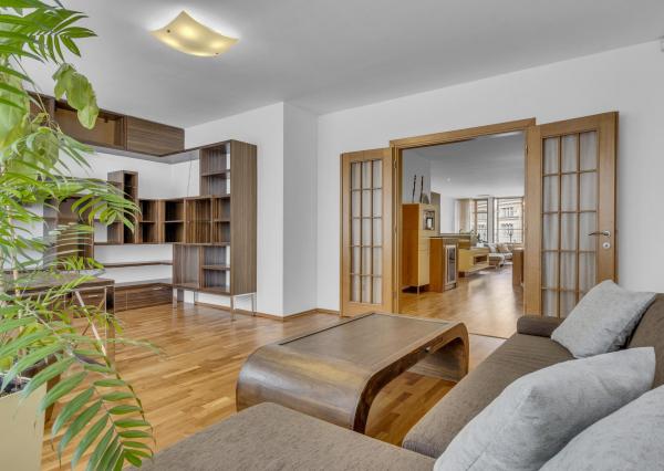 FRANK ZICHER – Predávame veľkometrážny 200m2 byt s 2 garážami v kvalitnej stavbe na námestí SNP - možnosť úpravy na 5.izb byt