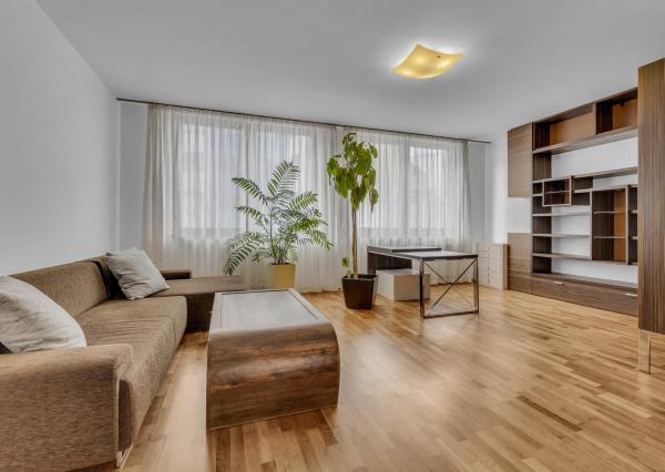 FRANK ZICHER – Predávame veľkometrážny 200m2 byt s 2 garážami v kvalitnej stavbe na námestí SNP - možnosť úpravy na 5.izb byt