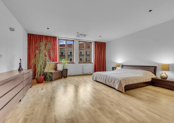 FRANK ZICHER – Predávame veľkometrážny 200m2 byt s 2 garážami v kvalitnej stavbe na námestí SNP - možnosť úpravy na 5.izb byt