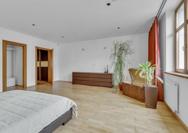 FRANK ZICHER – Predávame veľkometrážny 200m2 byt s 2 garážami v kvalitnej stavbe na námestí SNP - možnosť úpravy na 5.izb byt