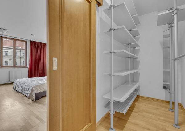 FRANK ZICHER – Predávame veľkometrážny 200m2 byt s 2 garážami v kvalitnej stavbe na námestí SNP - možnosť úpravy na 5.izb byt