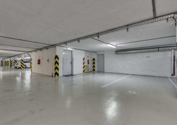 FRANK ZICHER – Predávame veľkometrážny 200m2 byt s 2 garážami v kvalitnej stavbe na námestí SNP - možnosť úpravy na 5.izb byt