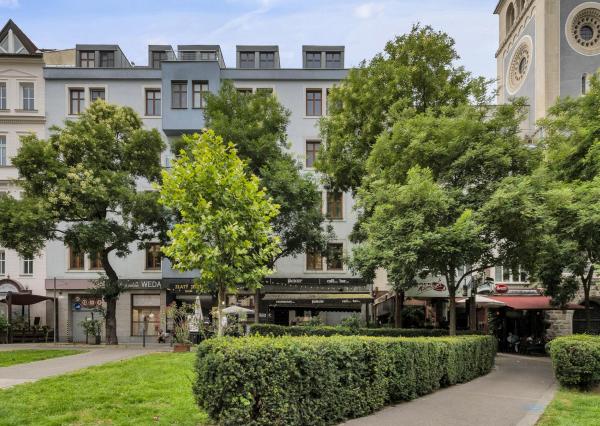 FRANK ZICHER – Predávame veľkometrážny 200m2 byt s 2 garážami v kvalitnej stavbe na námestí SNP - možnosť úpravy na 5.izb byt