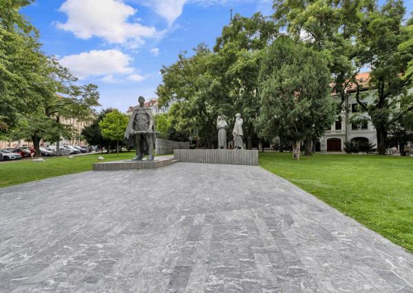 FRANK ZICHER – Predávame veľkometrážny 200m2 byt s 2 garážami v kvalitnej stavbe na námestí SNP - možnosť úpravy na 5.izb byt