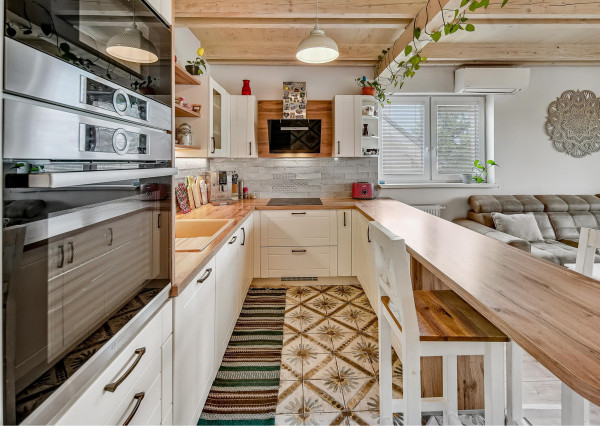 FRANK ZICHER – Predávame rodinný dom v Ivanke pri Dunaji so samostatnou obytnou jednotkou a garážou