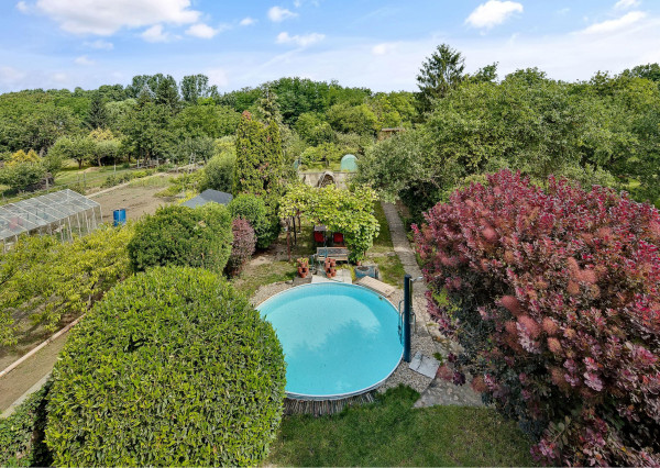 FRANK ZICHER – Predávame rodinný dom v Ivanke pri Dunaji so samostatnou obytnou jednotkou a garážou